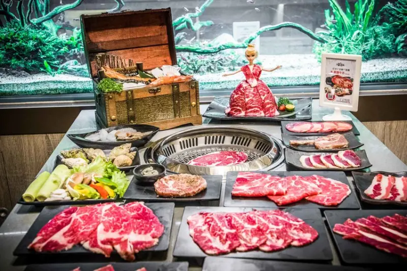 [林口美食]超夯の燒肉-林口店/林口最強燒肉吃到飽！和牛、天使紅蝦無限吃，還有超浮誇肉肉舞衣芭比、海鮮百寶箱 - 大手牽小手。玩樂趣