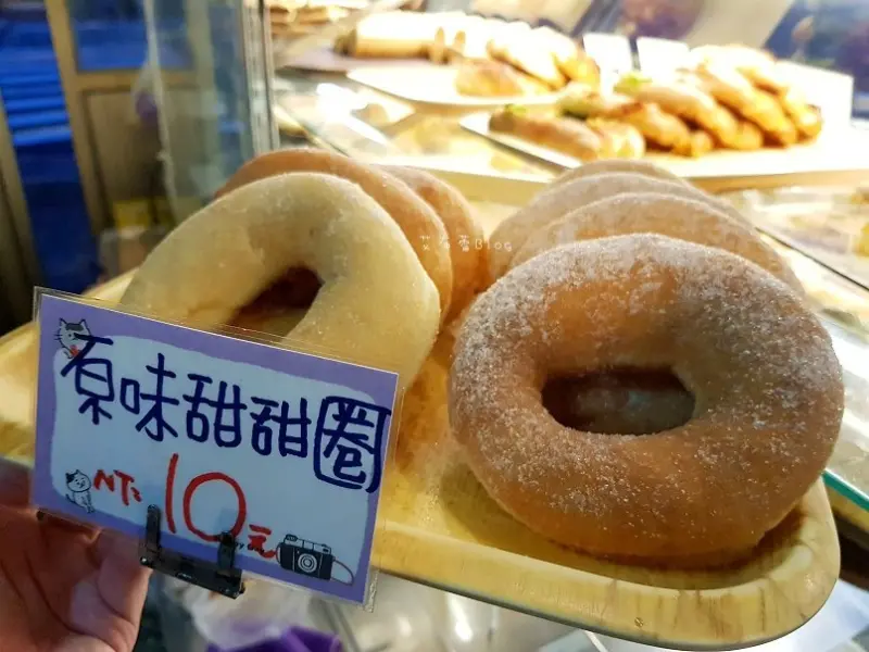 《高雄美食》甜甜圈達人❤中都老字號麵包店~脆皮甜甜圈只要10元！！