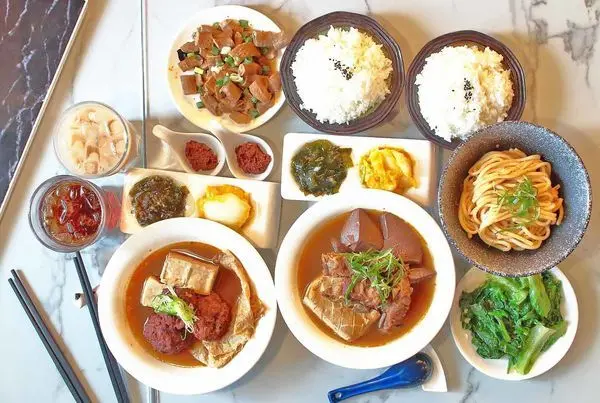 【新莊美食】麻麻號。排骨鴨血豆腐專賣-不到百元就能吃到美味的麻辣鴨血套餐，CP值爆高！