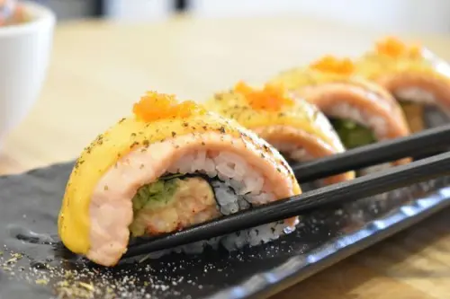 【高雄食記】穎手作壽司／台29線上，旗山中的平價日本料理，黑鮪魚赤身，炙燒鮭魚起司捲，天使紅蝦握壽司，蝦頭味噌湯((附菜單