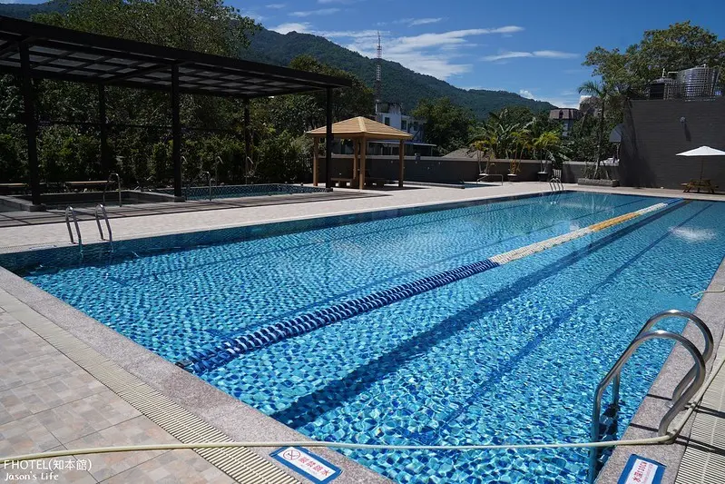 【台東市│住宿】F Hotel(知本館)。知本飯店推薦，飯店擁有標準游泳池、SPA池、熱湯池以及蒸氣室，還有免費無限暢飲下午茶點