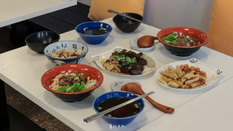 鳥咘麵食館｜台中北區小吃｜台中也能吃到南部口味的麻醬麵！小肉豆、手工黑輪、紅油抄手也推薦~