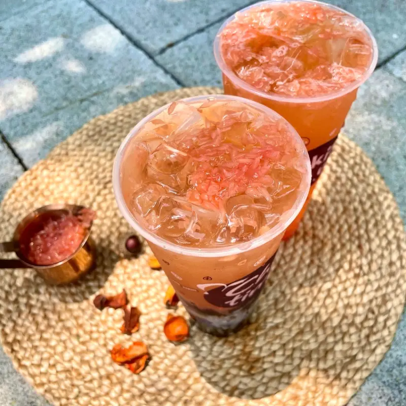 誰說小珍珠只有50嵐才吃得到 !  「日出茶太」 全新推出小珍珠 ，搭配夏日清涼首選 「葡萄柚美粒」， 清爽滿足的好滋味 ，讓你忍不住一口接一口 !