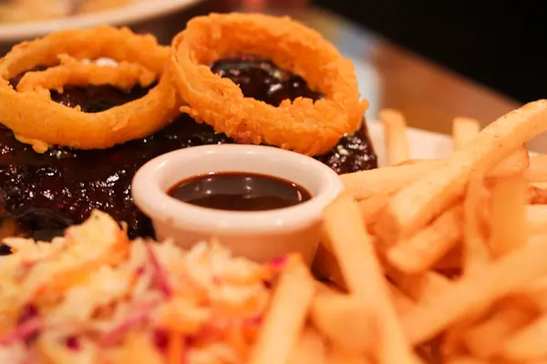 【T.G.I. FRiDAYS 傑克丹尼爾組合餐】鮮嫩豬肋排淋上特製傑克丹尼爾® 甜酒醬，美味再升級！