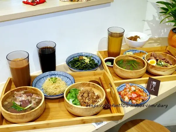 【汐止美食】鄉下人-豬血湯/肉燥麵 #古早味 #豬血湯 #燙青菜 #香辣麵 路邊攤價格，冷氣開放文青風店面