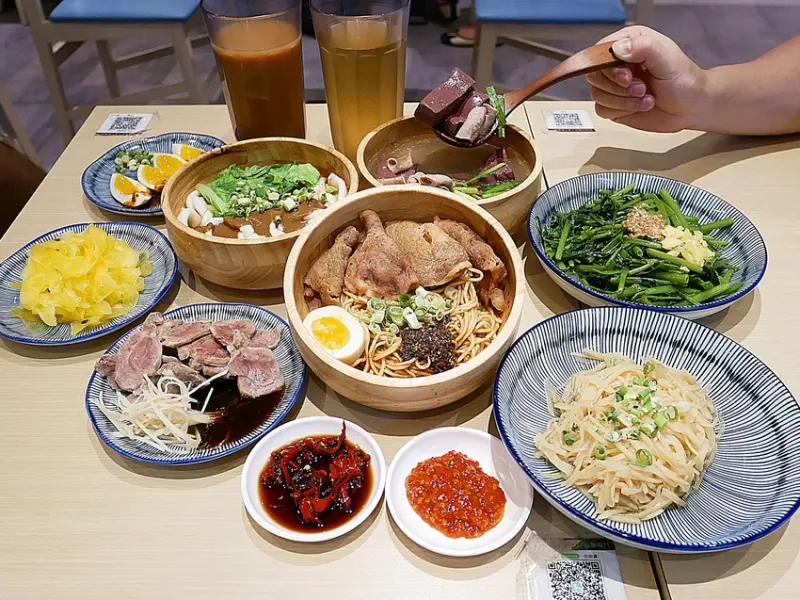 永和老字號小吃在汐止文青登場，你相信這間是小吃店嗎? 特製沙茶顛覆傳統豬血湯滋味，還能免費續湯喝到飽，麻醬粄條超Q必吃！-鄉下人豬血湯