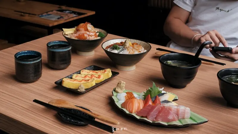 岡崎日料｜台中西區日本料理｜來自北海道的干貝、海膽、鮭魚卵與澎湖牡蠣組合的四色海鮮丼飯來了！好吃、鮮甜、讓人難忘的美味 ♥
