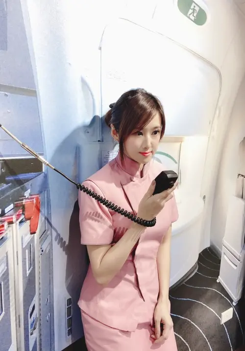 好想飛出國！台北首家航空主題店，體驗一日氣質空姐x韓風機長，「甜空姐」一圓飛行夢！