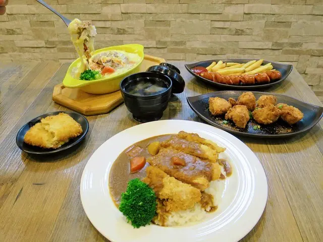 【桃園大溪美食】安安食堂，日本家庭料理-咖哩飯/焗烤/漢堡排/烏龍麵/丼飯，白飯、鮮湯和檸檬水還能無限續!