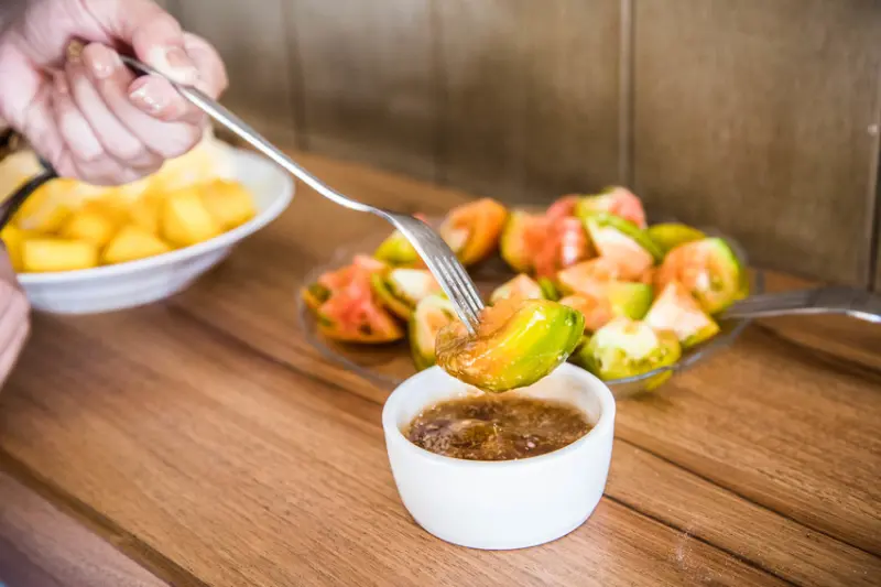 [高雄美食]宏美冰果店/高雄人的古早味，來高雄吃番茄就是要沾薑汁呀！ - 大手牽小手。玩樂趣