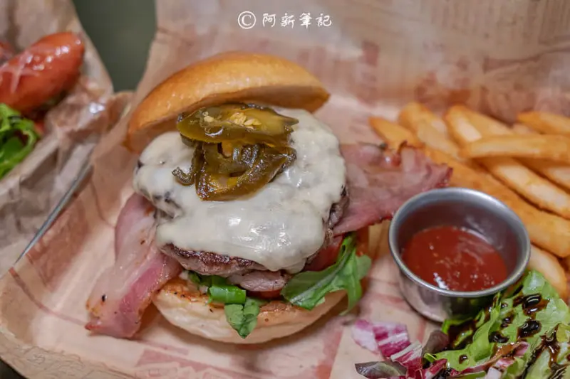 阿新筆記|主觀廚房|台中餐廳推薦，超大美式漢堡很厲害，必吃柴燒煙燻料理，8/7前漢堡買一送一，打卡按讚送冰淇淋漢堡～