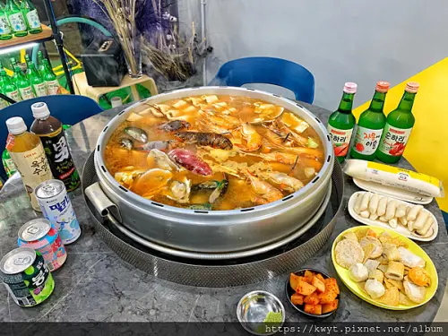 【新竹美食/超狂海鮮火鍋】韓蚌蚌海鮮研究院新竹二號店。超狂的生猛海鮮都在巨無霸海鮮貝殼鍋，活體龍蝦，鮮甜滋味有夠讚！