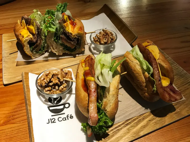 ［吃In台北］J12cafe早午餐/有機咖啡/有機花茶|健康有機放鬆下午茶|牛肉起司堡、培根起司堡、有機咖啡、抹茶冰沙|南京三民.拾伍