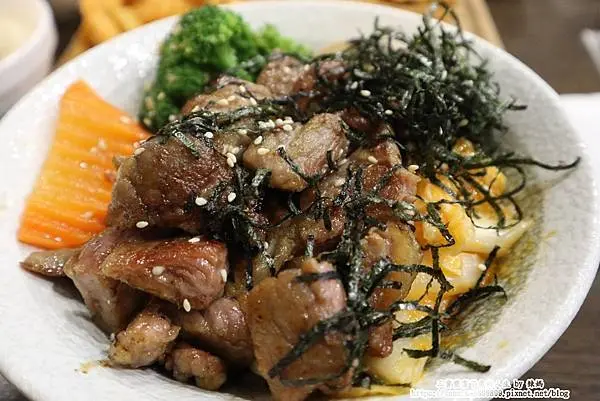 台中牛排【i83厚切牛排】親民的價格也能享用到精緻美味的排餐，帶著家人吃飽吃好~~