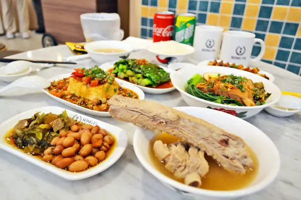 用振興券吃美食！《松發肉骨茶》白胡椒精燉慢熬的招牌龍骨湯 信義遠百A13食代館美味推薦