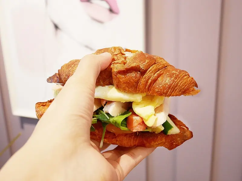 南屯咖啡館，店家可充電不限時，特色甜點鐵觀音紅心芭樂超好吃，少見的比利時壺咖啡也相當有質感-572融咖啡