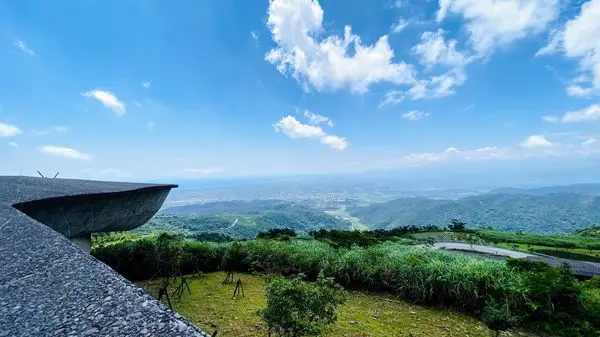 宜蘭IG超夯打卡景點│礁溪渭水之丘│360度飽覽蘭陽平原山海之美│清水模建築櫻花橋│窯籃曲義式烘焙餐廳泡泡玻璃屋│兔子迷宮礁溪浴場