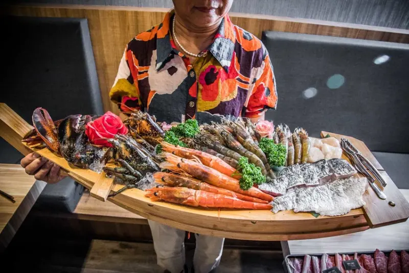 [林口美食]藏王極上鍋物-林口店/狂！航空母艦級超大海鮮船外加重磅日本A5和牛！ - 大手牽小手。玩樂趣