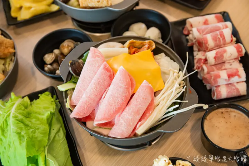 竹北鍋賣局百元小火鍋，新竹平價小火鍋推薦！內用自助吧無限供應免費吃到飽，兩人同行開鍋送肉片 - ㄚ綾綾單眼皮大眼睛