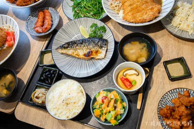 來自竹北的平價日式咖哩豬排飯，百元上下就可以吃到的新竹美食！新竹東門市場美食推薦樂陽食堂 - ㄚ綾綾單眼皮大眼睛