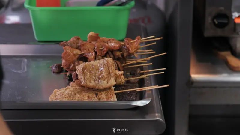 賴記七里香家味串燒｜台中西屯區串燒｜炸過後燒烤，刷上獨門甜鹹特製醬料，好吃到一口接著一口 ♥