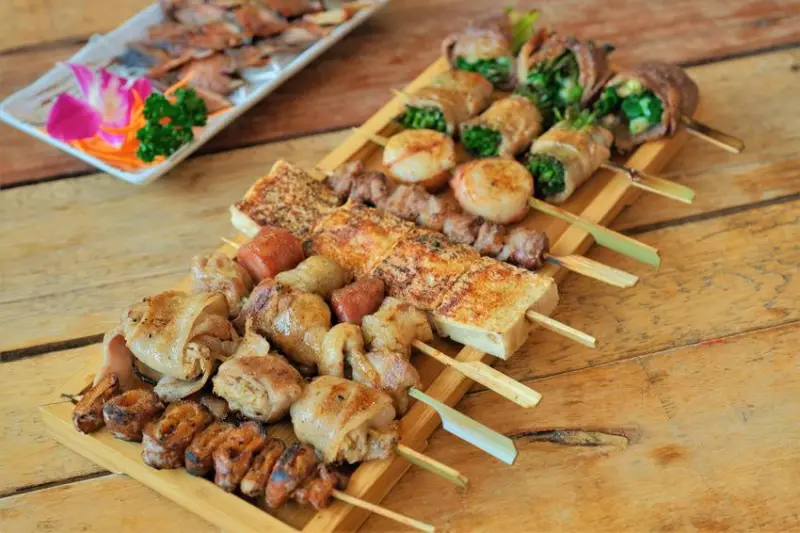 令和燒鳥串燒居酒屋｜平日一大盤烤鮮蚵只要100！生啤第二杯半價！必點下酒菜串燒超多樣選擇！台中居酒屋推薦、台中熱炒推薦、台中串燒推薦、太平居酒屋推薦、太平美食推薦、太平熱炒推薦