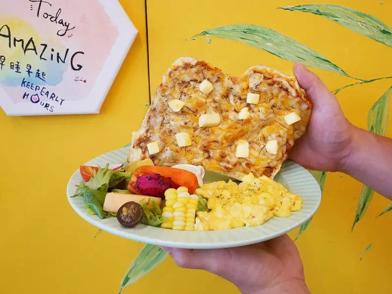 台中車站文青早午餐，隱身巷弄內人氣依舊高，超美打卡牆還有精緻手作餐點都好夯－阿飛Brunch
