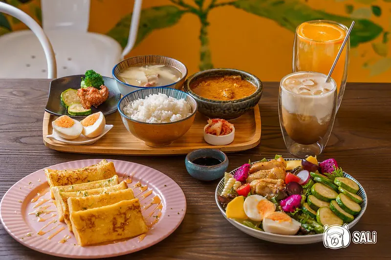 阿飛 Brunch｜台中火車站巷弄美食，文青植栽早午餐空間，推薦櫛瓜特色沙拉及印度風味咖哩雞（下午時段不休息）