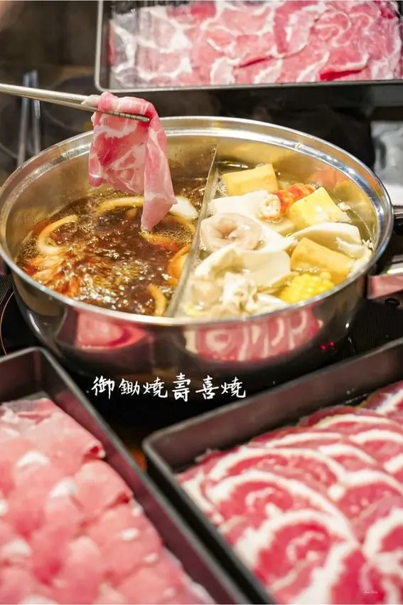 | 高雄美食 |蔬菜食材新鮮肉質不錯/$380壽喜燒吃到飽不收服務費/御鋤燒壽喜燒