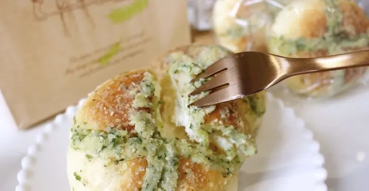 〖翻轉甜點〗不用飛到韓國就能吃到！15天才開賣一次．爆漿香蒜乳酪麵包．手工香蒜奶油 x 頂級kiri乳酪