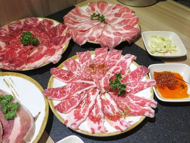 【板橋燒烤吃到飽】燒肉王日式碳燒YAKINIKU烤肉吃到飽，美國和牛、北海道有卵干貝、手掌大汶萊藍鑽蝦吃到飽，還有韓國泡麵、炸物、私房手作奶蓋無限量供應！