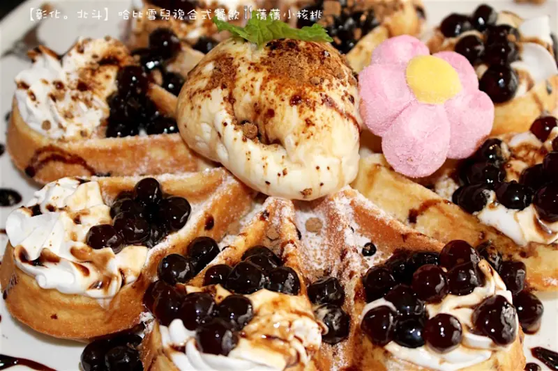 【彰化北斗親子餐廳推薦】哈比雪兒 Happy Share複合式音樂餐廳。超大的草皮遊戲區、溜滑梯、盪鞦韆、射箭.....多種遊樂空間可讓孩子們恣意地奔跑、玩樂外，還有多樣化的美食和餐點，是小孩放電、大