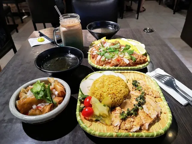 【新北板橋美食】星馬廚房，泰式椒麻雞排飯酸甜又開胃，主餐均附星馬風味湯，平價料理也能吃得很飽足!(近捷運新埔站1號出口)