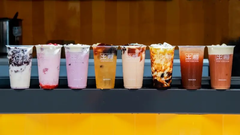 出櫃冷飲台中新時代》出櫃飲品新上市 濃醇香的芝士厚奶蓋系列茶飲 有著濃郁果香的肯亞果香紅茶 飽足感十足紅荳子鮮奶、晶鑽百香凍飲、三寶紅茶鮮奶 外觀顏色鮮豔的黑鑽寒天鮮奶【台中火車站飲料店】