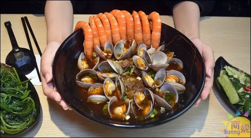 迦南海陸牛肉麵|滿滿海鮮超浮誇!台中唯一海陸牛肉麵料超多 免費續湯明治冰淇淋吃到飽 - 商妮吃喝遊樂
