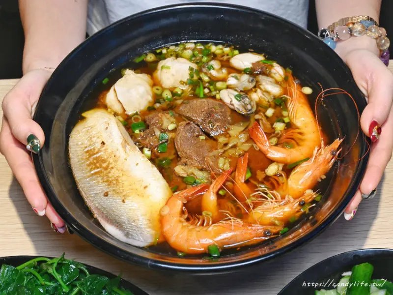 迦南海陸牛肉麵│牛肉麵吃的到澎派海鮮，超大碗公讓你飽到不要不要的，內用還可享明治冰淇淋吃到飽～