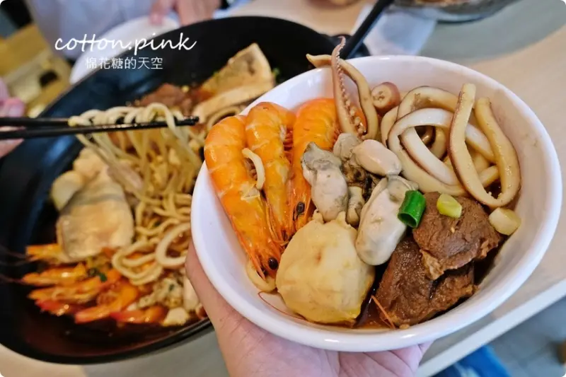 台中最狂牛肉麵就是這一家！超大碗公迦南海陸牛肉麵～大塊牛肉外加鮮蚵還有整片虱目魚 - 棉花糖的天空