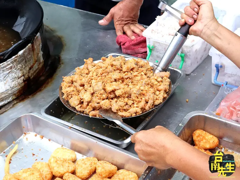 台南炸物攤／沒店名沒招牌一賣20多年／限量供應賣完提早收／在地人從小吃到大／價格親民超值佛心價／100元吃飽吃滿還有找－「省躬國小無名脆肉攤」