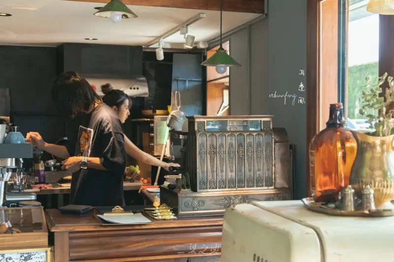 耳邊風erbianfeng,忽略世界的雜音,走到大稻埕最邊緣的轉角咖啡廳慢下自己