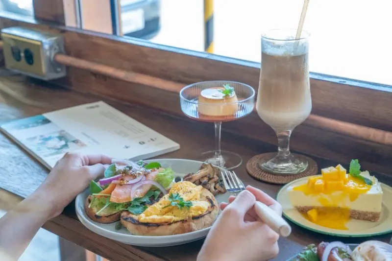 大稻埕咖啡廳 耳邊風erbianfeng｜借用老門板的色彩，拼湊出溫度的新空間，早午餐搭配療癒甜點布丁～ · 算命的說我很愛吃