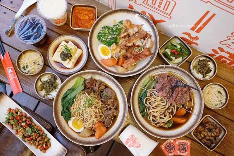 還沒開店就排隊，新開幕「濕式熟成牛排麵」，直火炭烤豪邁大塊牛肉吃起來！