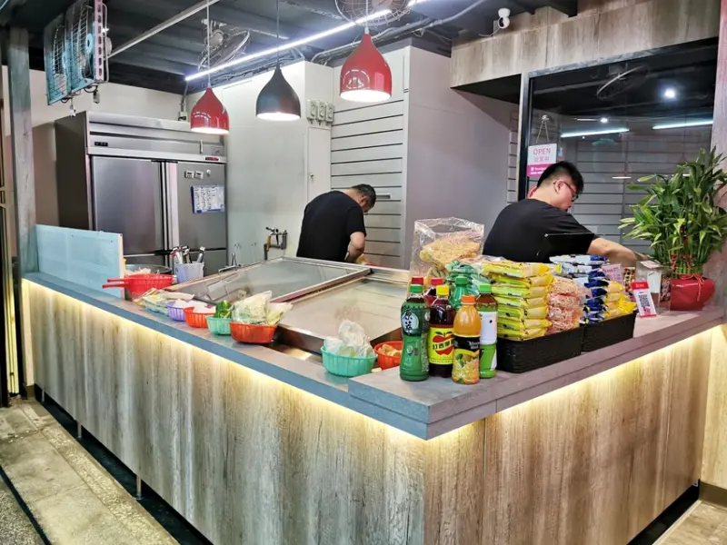 新莊美食：饗初燒滷味近新莊運動場，滷味種類多價格合理，宵夜好選擇 @吳大妮。Annie