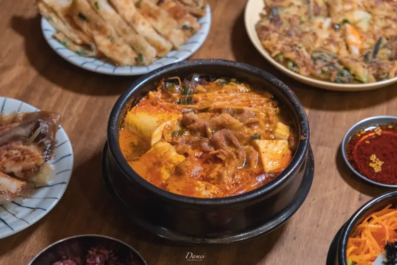 夜晚的市場裡有著熱騰騰的菜餚，點滿整桌都划算-韓舖.淑芬食堂