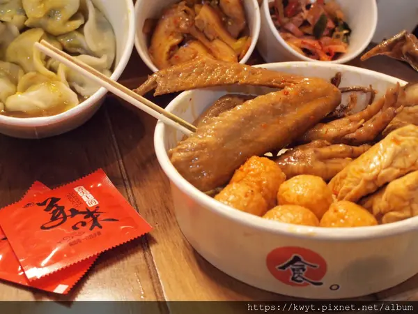 【逢甲商圈美食推薦】蜀味天下醬香滷味。文青風，超~特別的卡牌式點餐，滷香四溢，還有HEN Q的可愛公仔瓶裝飲料