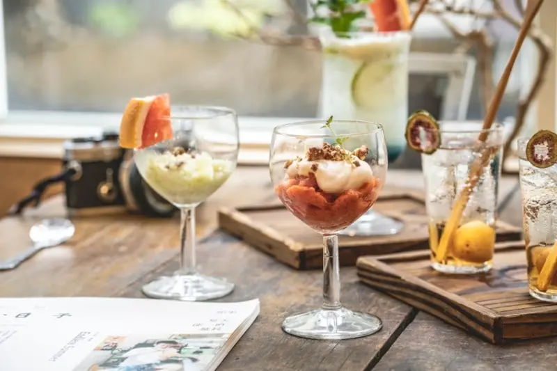 台北預約制咖啡廳 人生艱難,櫻花鉤吻鮭｜下句：力爭上游 吳郭魚，老宅二樓預約制咖啡廳，咖啡無限暢飲 · 算命的說我很愛吃