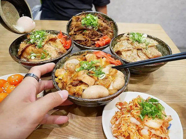 台中潭子滿滿肉丼飯，肉控這邊看過來，直火燒烤肉片太犯規，每天還有隱藏版！打卡再送溫泉蛋-汍樂滿盛燒肉丼
