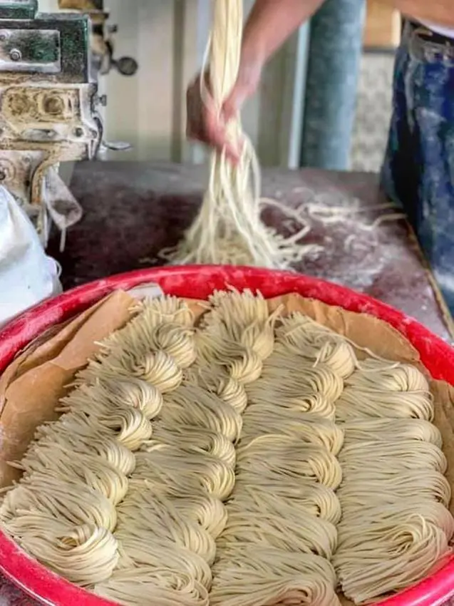 台南麵店 台南永康區 【阿義外省麵】堅持手工製麵30年，鐵皮屋下的傳統好味道！台南應用大學附近美食│永康麵店│鹽行美食