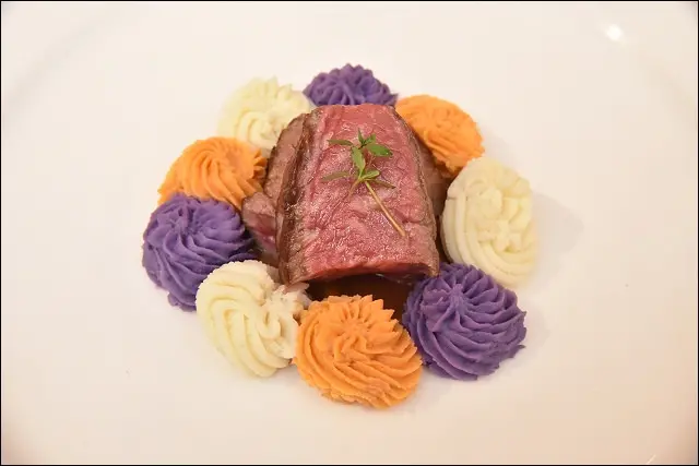 《捷運中和新蘆線美食/中山國小站》台北華國大飯店帝國牛排館期間限定~老饕牛排+美國馬鈴薯繽紛耶誕食尚饗宴