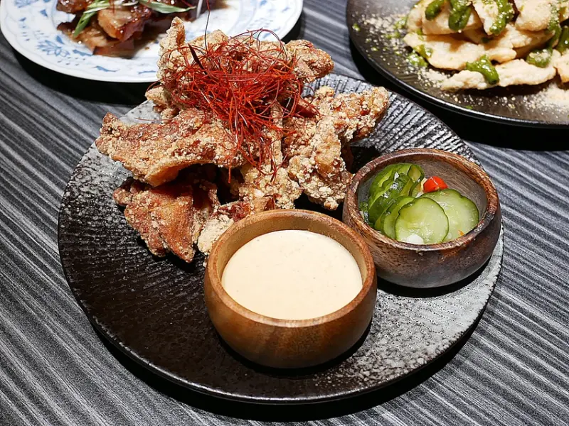 台北信義區餐酒館，超特別的餐點結合浮誇調酒牆超華麗，宵夜好去處-福來許餐茶酒館