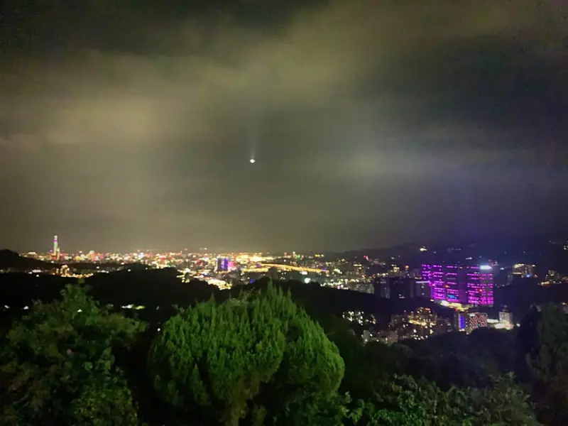 【食記】新北市-汐止區║珈樂比咖啡廳➽金光閃閃夜景區